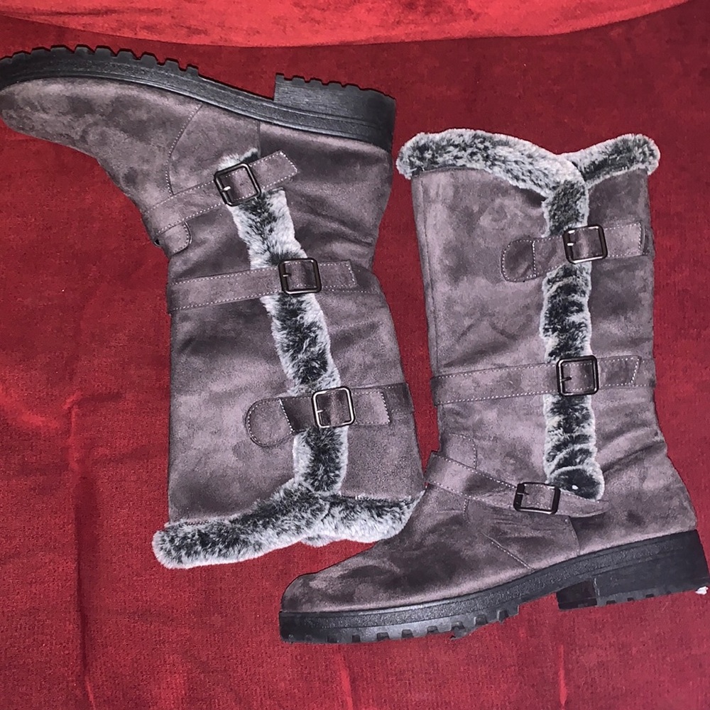 Women’s boots size 10